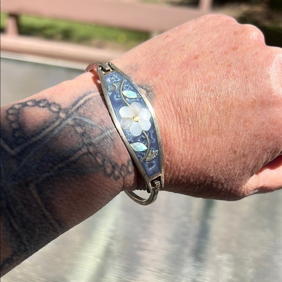 Jewelry - Vintage Mexican Mother of Pearl Flower Inlay Bangle Bracelet – Abalone & Silver